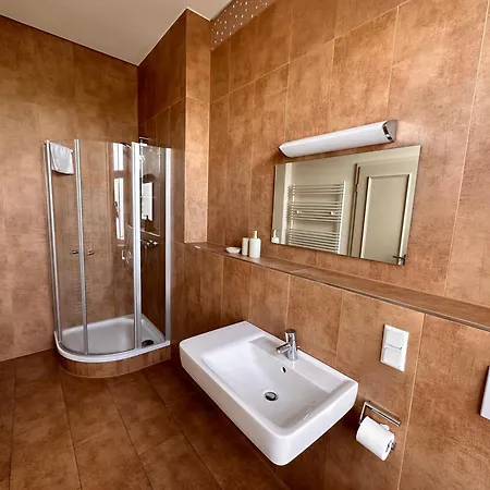 מלון Altstadthotel 3*